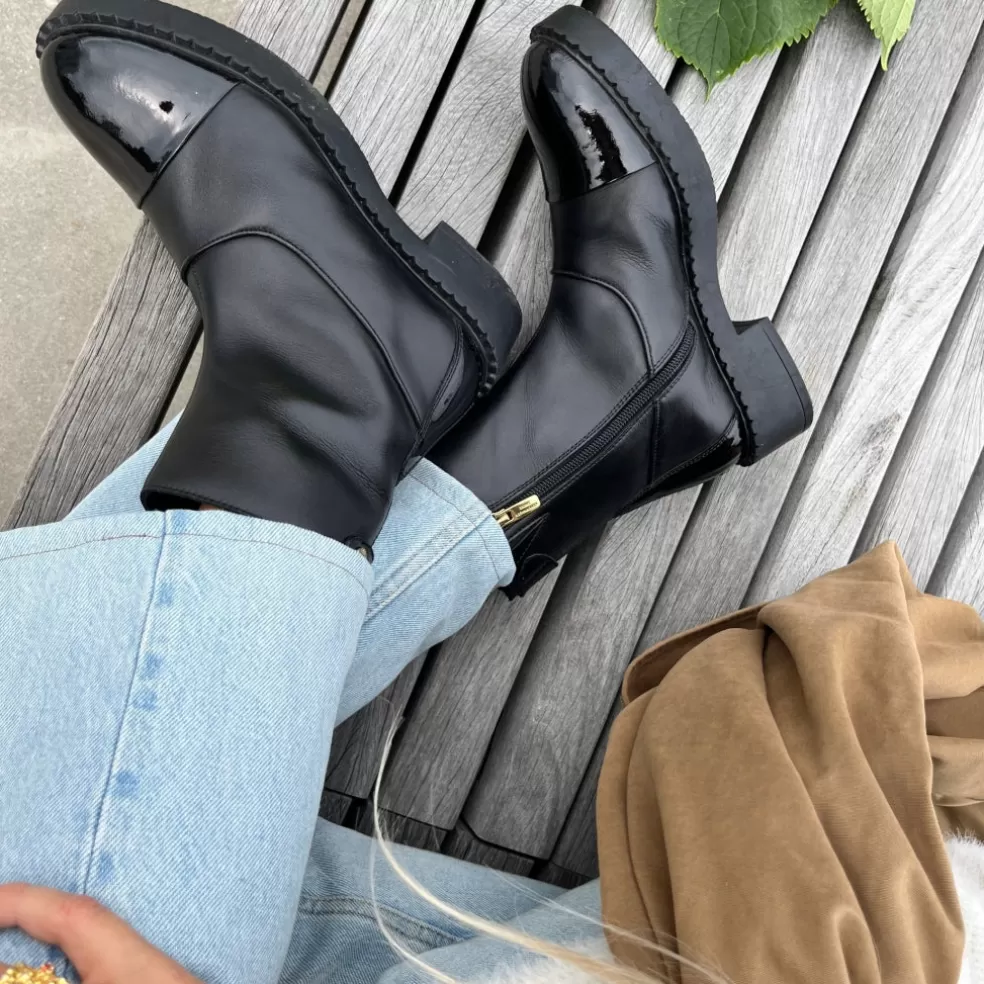 Copenhagen Shoes AMIE BOOTS PATENT - BLACK PATENT*Dame Ankelstøvler