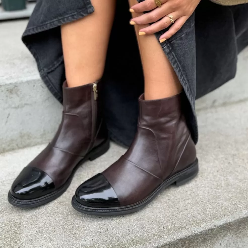 Copenhagen Shoes THE MAGIC BOOT - DARK BROWN W PATENT TOE*Dame Ankelstøvler